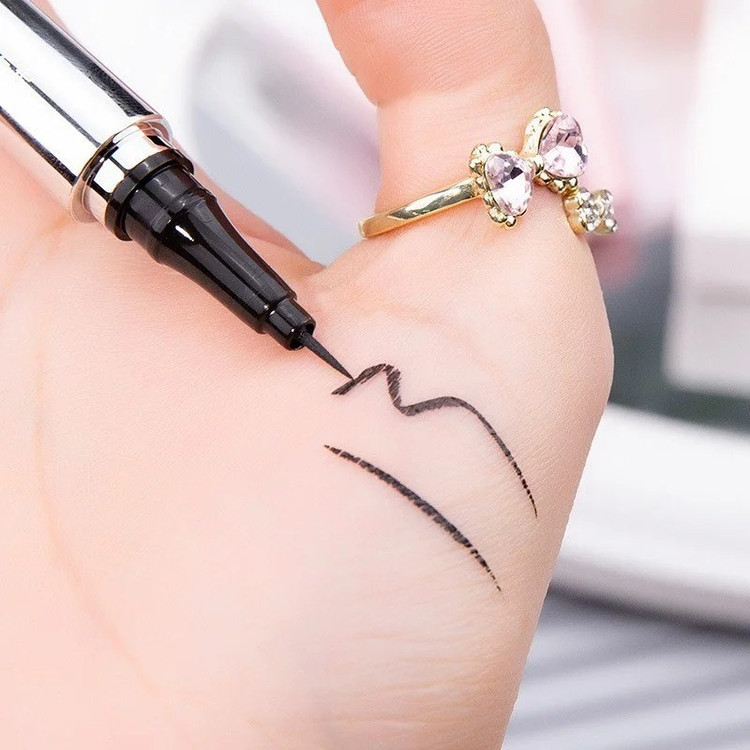 خط چشم ماژیکی گک مدل سوزنی