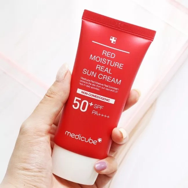 کرم ضد آفتاب تسکین دهنده مدی کیوب مدل RED MOISTURE حجم 50 میل